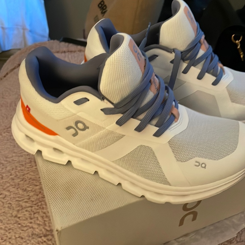 On
Cloudrunner Running new
